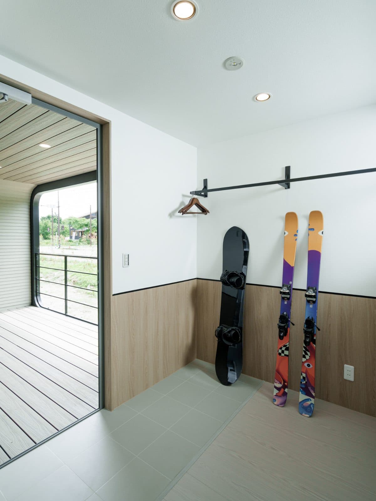 Ski and snowboard storage
